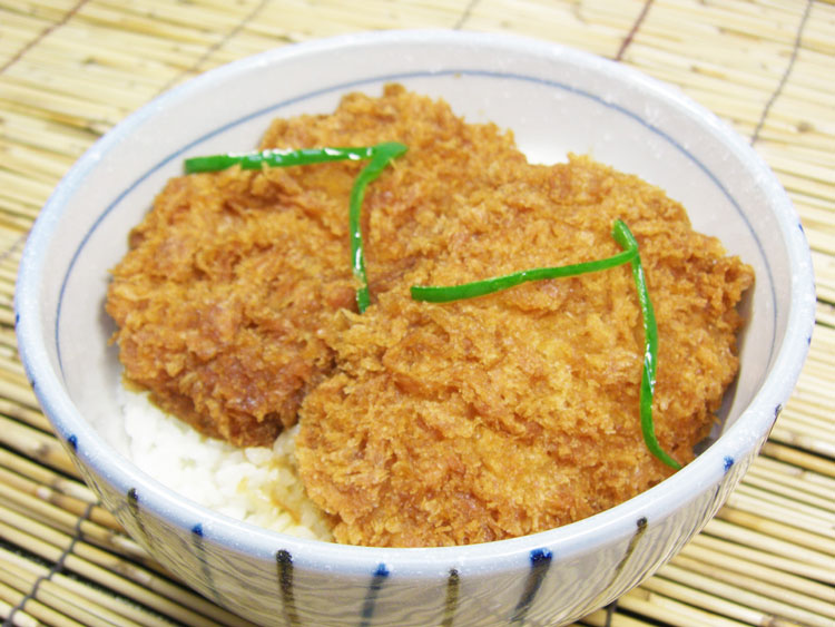 わらじかつ丼《お新香・味噌汁付》丼　1,100円/税込